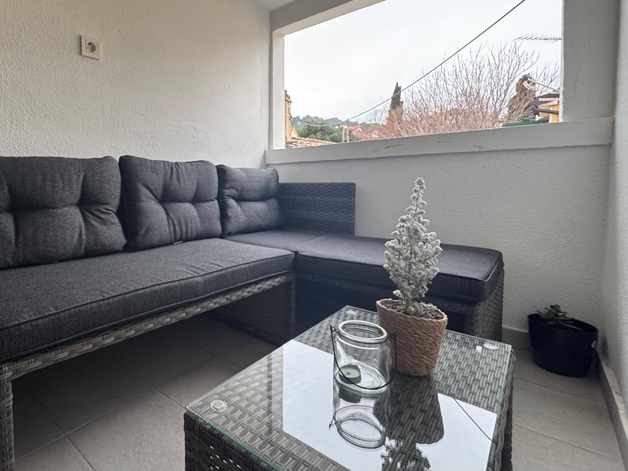 Tara Apartman *